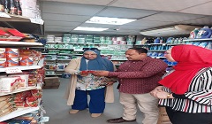 مرور رئيسة الحي على المحال التجارية والغذائية