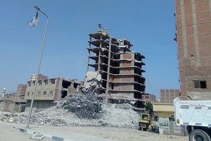 استكمال اعمال الازالة للعقارات المخالفة بمحور ترعة الطوارئ 