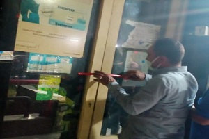 غلق محل ادوات كهربائية مخالف بشارع محمد المقريفى