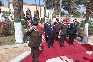 Cairo Governor lays wreath at Military Zone Martyr Tombs