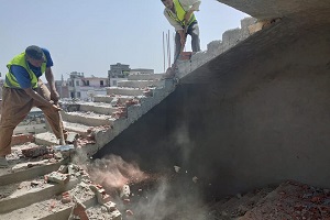 إستكمال إزالة عقار بالدرب الأحمر
