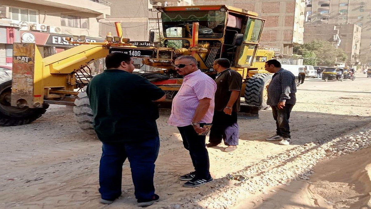 متابعة أعمال الرصف بشارع ترعة الجبل