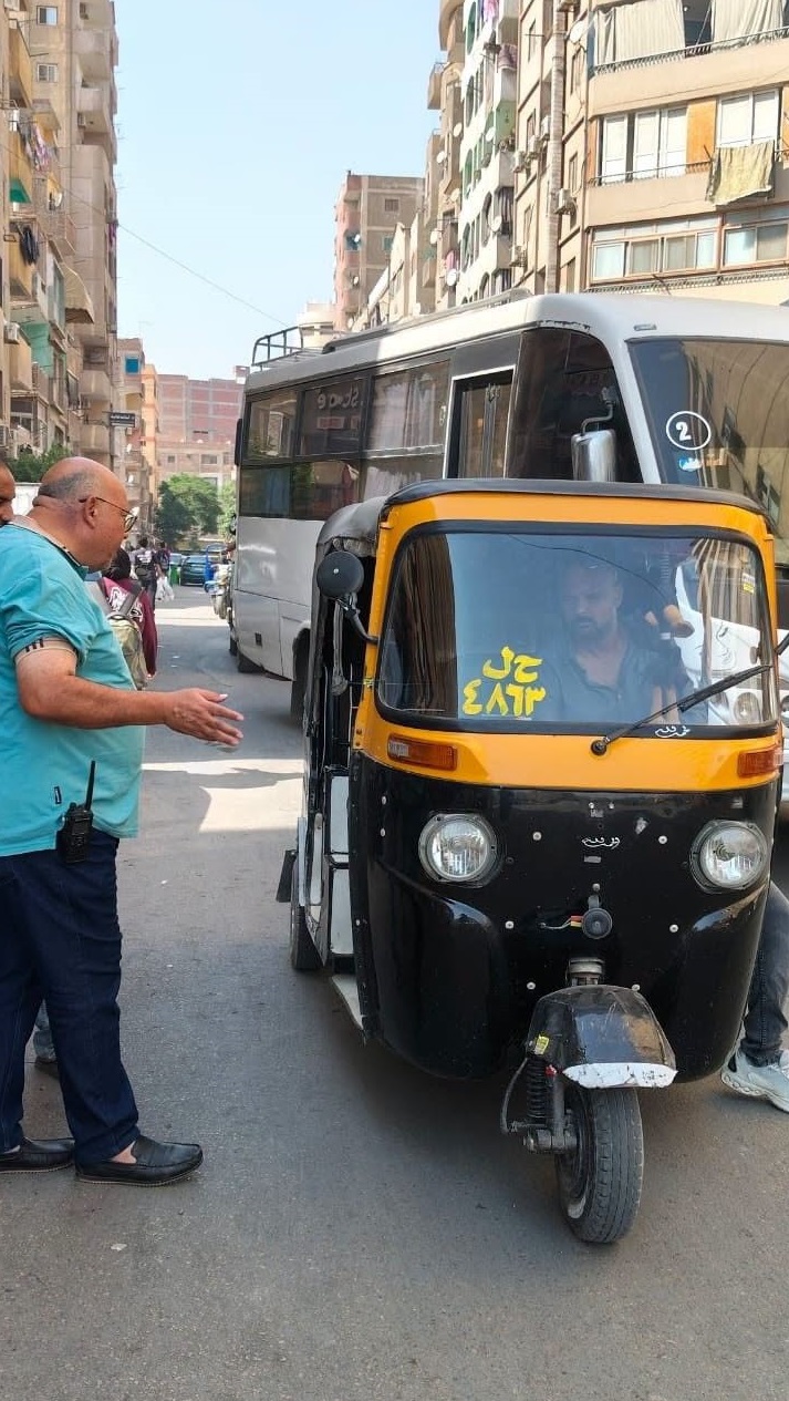 التصدي لظاهرة انتشارالاشغالات فى الشوارع والميادين بحي المعصره
