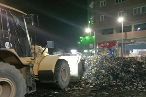 حملة لرفع القمامة والمخلفات من بعض المناطق بالحي