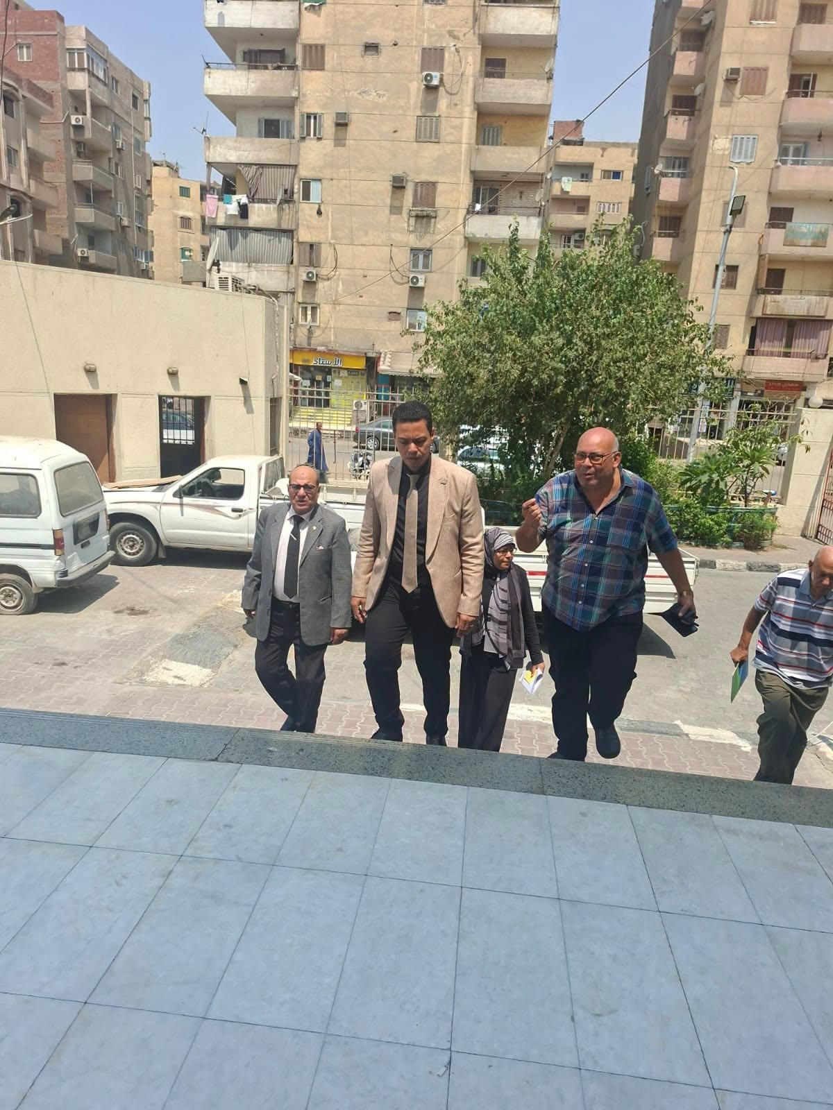 رئيس الحي يتابع ملفات التصالح بالمركز التكنولوجي