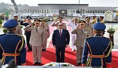 sisi_lays_wreath.jpg