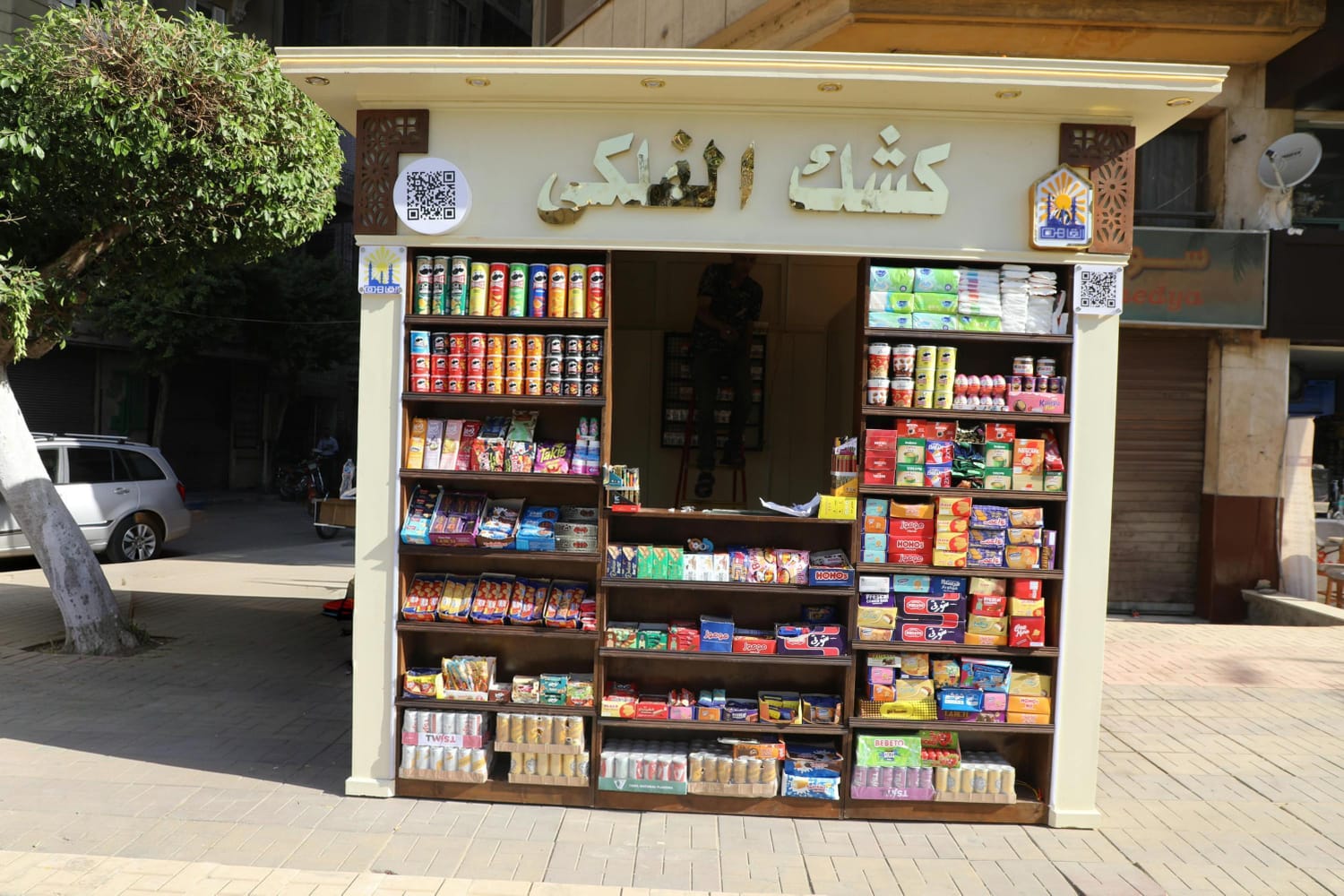 محافظ القاهرة يعلم بدء تطبيق منظومة الأكشاك الموحدة على مستوى أحياء العاصمة