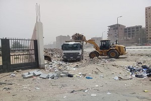 أعمال نظافة ورفع مخلفات القمامة بمحور ترعة الطوارئ 
