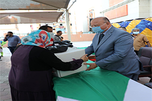 محافظ القاهرة يقوم بتوزيع المواد الغذائية على عدد من الأسر بحي الأسمرات