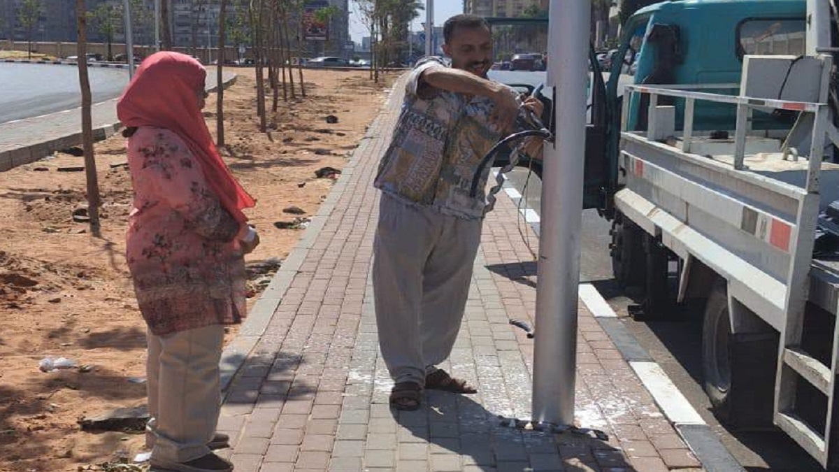 تركيب كشافات إنارة بشارع عمر بن الخطاب