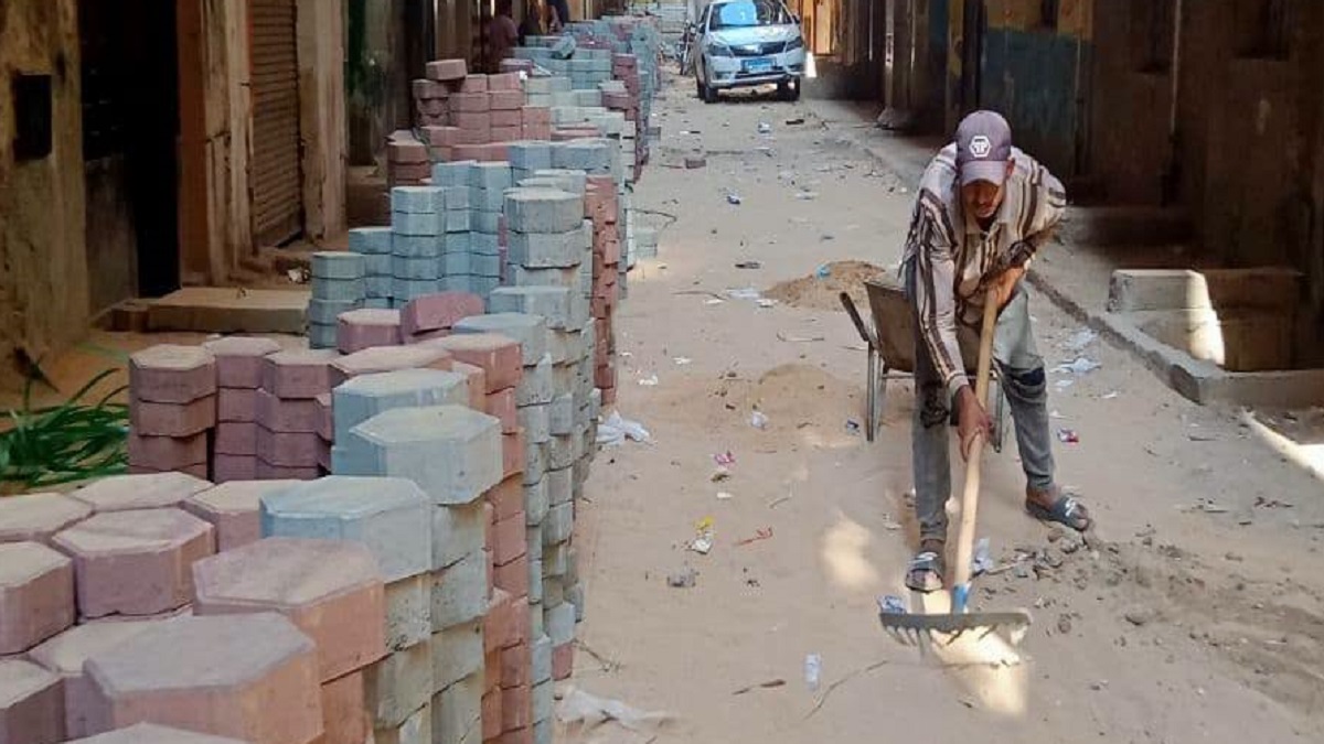 الحي يواصل أعمال تركيب بلاط الإنترلوك