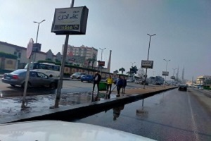 نظافة القاهرة تواصل شفط مياه الأمطار من الشوارع