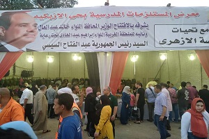 تفقد رئيس الحي لمعرض المستلزمات المدرسية