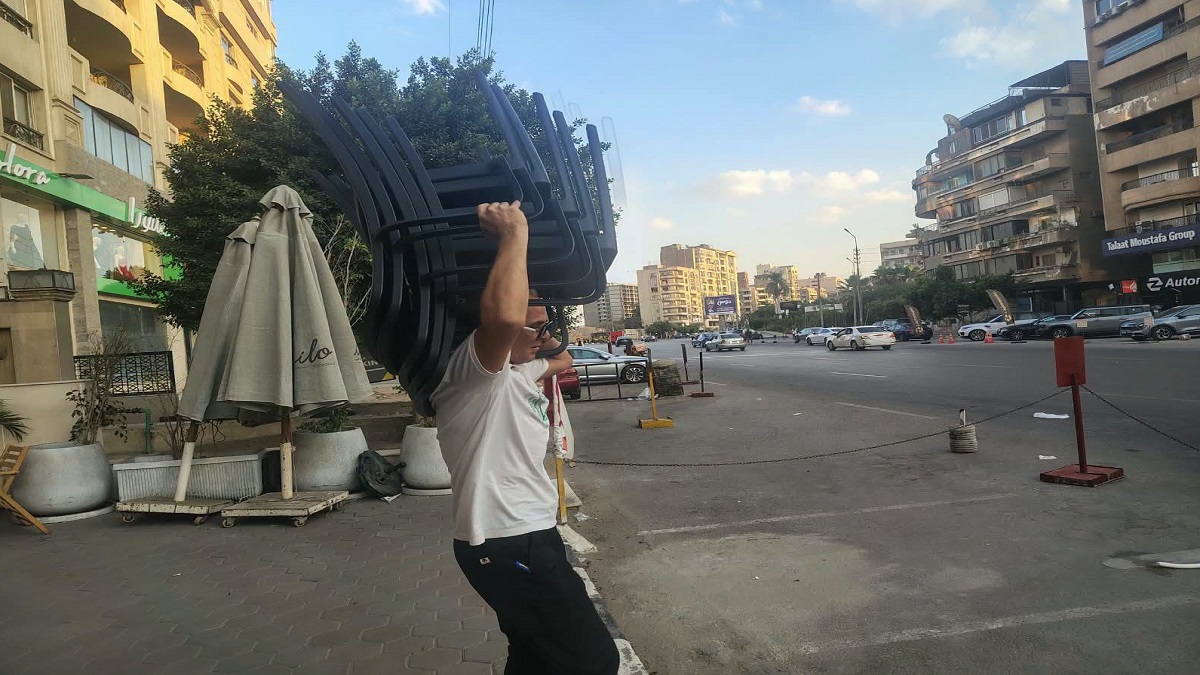 رفع إشغالات أحد المقاهي استجابة لشكوى مواطنين بالحي 