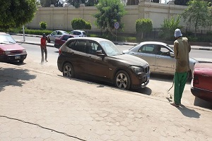 متابعة أعمال النظافة اليومية بالحى 