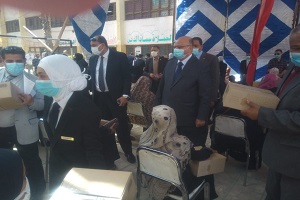 Cairo Governor distributes food boxes to needy families