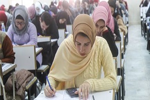 طلاب الصف الأول الثانوي يبدأون امتحان مادة الفلسفة.jpg