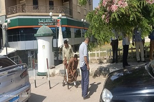حملة لرفع الحواجز الحديدية من امام البنك الاهلي بشارع سيد زكريا