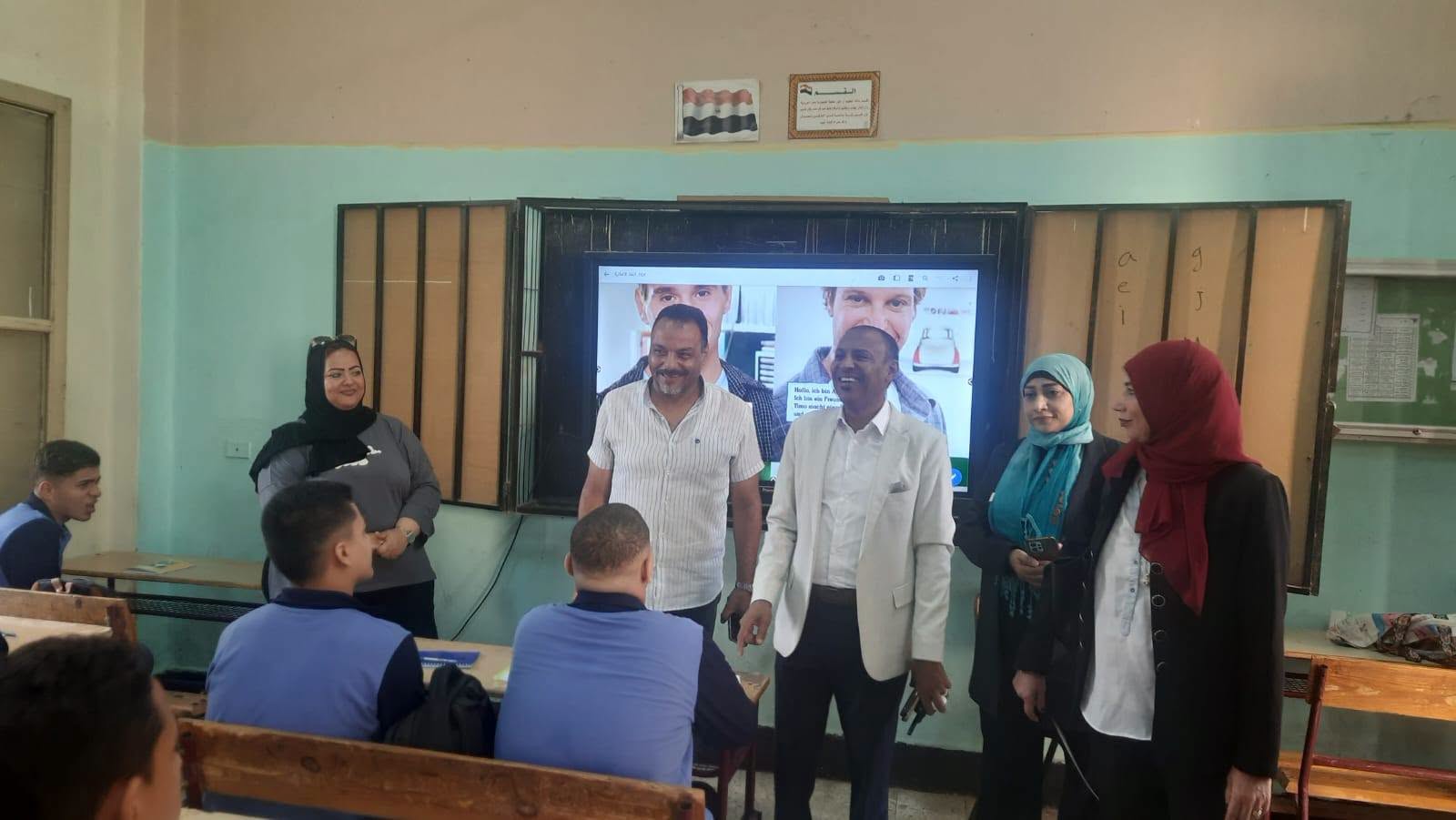 رئيس الحي ومدير الإدارة التعليمية يتفقدون المدارس بنطاق الحي